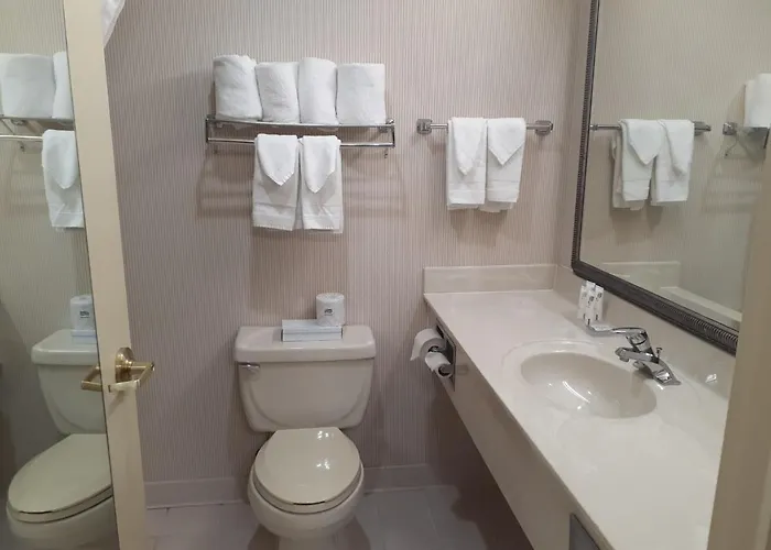 Hotel Country & By Radisson, Freeport, Il