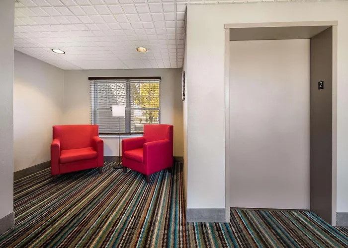 Country & By Radisson, Freeport, Il