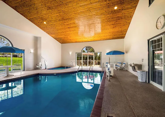 Country & By Radisson, Freeport, Il 4*