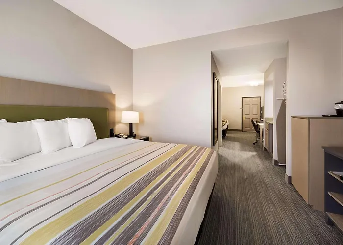 Country & By Radisson, Freeport, Il