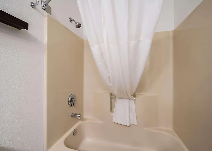 Country & By Radisson, Freeport, Il 4*