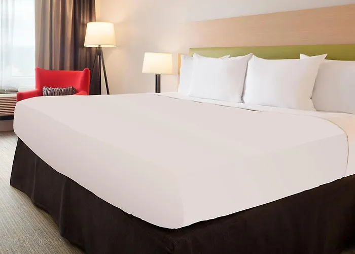 Country & By Radisson, Freeport, Il